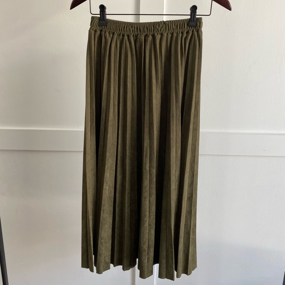 SOLD – Oak+Fort Pleated Olive Midi Skirt - Picture 1 of 3